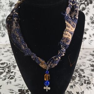 Elegant Blue and Gold Pendant Necklace Wpr6